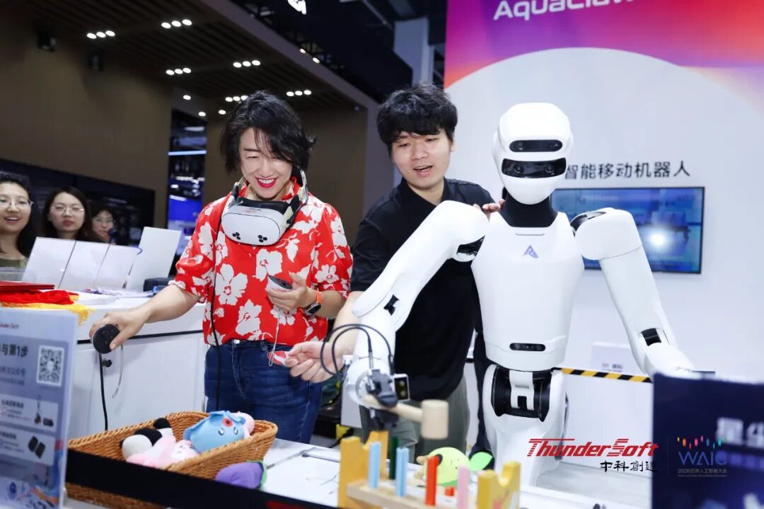 高通公司全球副总裁侯明娟体验星尘智能机器人