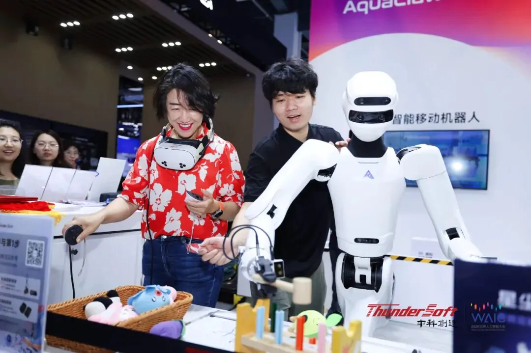 高通公司全球副总裁侯明娟体验星尘智能机器人
